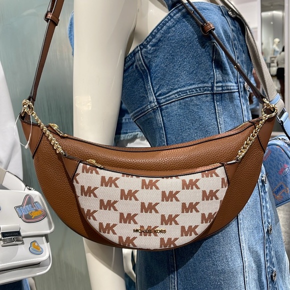 MICHAEL KORS Hollis Medium 2-in-1 Pebbled Leather and Logo Jacquard Shoulder Bag - Picture 14 of 16